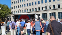 Menschen vor einer Bühne in Bochum