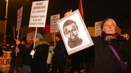 Demonstrierende halten ein Foto von Mouhammed hoch