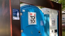 Eingerahmte mobile Toiletten in Essener Park
