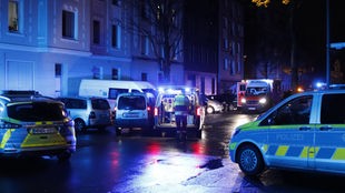 Polizei und Krankenwagen stehen nach einem Familienstreit vor einem Mehrfamilienhaus in Dortmund 