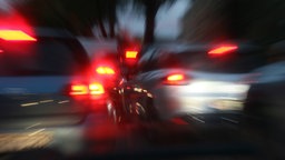 Zwei Autos wurden im abendlichen Straßenverkehr unscharf fotografiert.