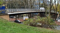 Marode Fußgängerbrücke über die B1 in Dortmund