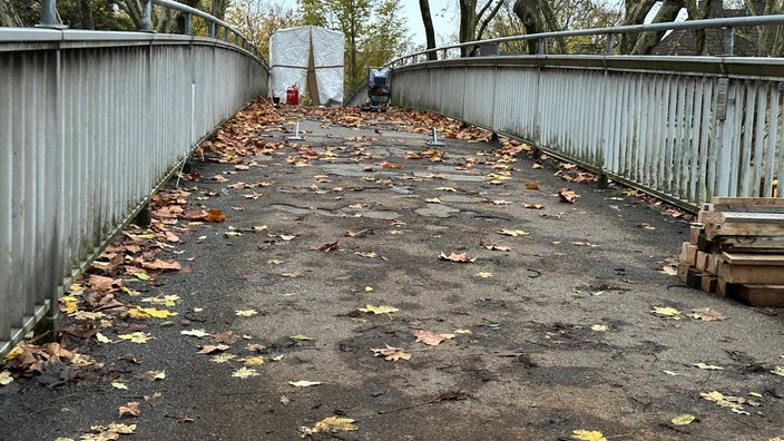 Der Belag auf der Fußgängerbrücke über die B1 in Dortmund ist marode