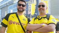 Zwei BVB-Fans stehen vor dem Dortmunder Stadion