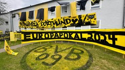 In Kirchlinde wurde ein Haus ganz in Schwarz-Gelb geschmückt
