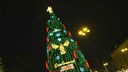 Ein großer hell erleuchteter Weihnachtsbaum in nächtlicher Umgebung