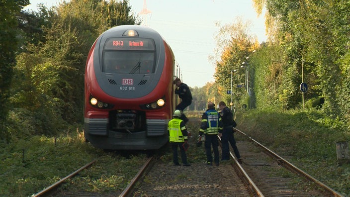 Das Bild zeigt der Zug RB43 mit den zuständigen Ordnungskräften.