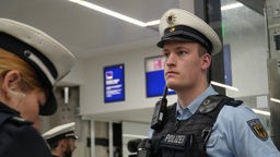 Im Dortmunder Hauptbahnhof steht Polizist Gregor Kreul vor einem Aufzug