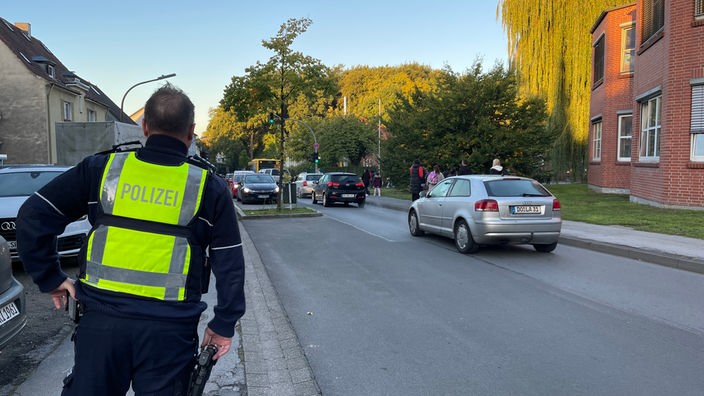 Die Polizei spricht Eltern-Taxis vor einer Dortmunder Grundschule an.