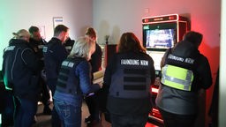 Polizeibeamte in einer Spielhalle in Duisburg