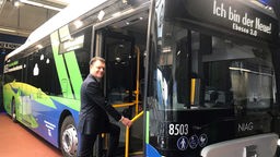 NIAG-Vorstand Hendrik Vonnegut steigt in einen neuen E-Bus ein. 