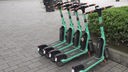 In Geslenkirchen stehen fünf E-Scooter der Firma Tier in einer Reihe