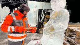 Eiskünstler schnitzt riesige Eisfigur