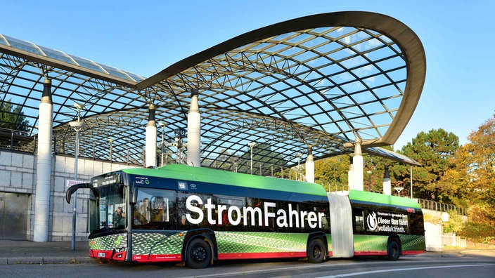 Ein neuer Elektrobus steht vor den Dortmunder Westfalenhallen