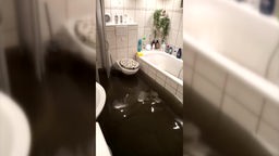 Ein Badezimmer läuft voll mit Wasser