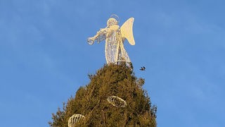 Der Engel auf der Spitze des Weihnachtsbaums am Dortmunder Weihnachtsmarkt