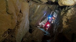 An einigen Stellen ist die neu entdeckte Höhle in Enneptal sehr eng