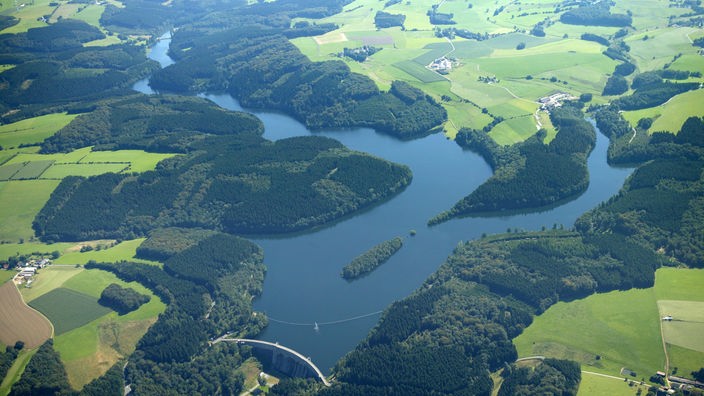 Die Ennepetalsperre in Gevelsberg auf einem Luftbild von oben.