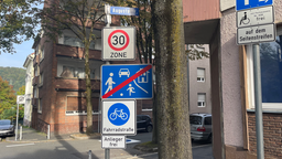 verschiedene Verkehrsschilder, darunter auch das Schild Fahrradstraße