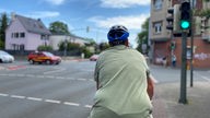 Radfahrer bekommt an der erste deutschen KI-Ampel in Hamm Grün