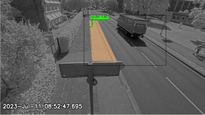 Monitoransicht einer Kreuzung in Hamm. Ein LKW auf der Straße, Radfahrer auf dem Radweg