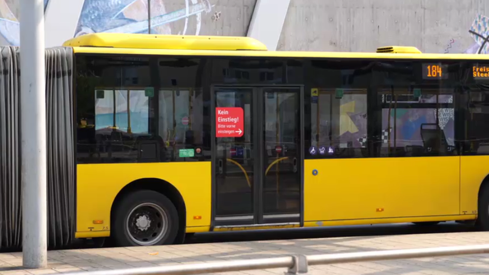 Matka rodzi dziecko w autobusie komunikacji miejskiej: kierowca autobusu krytykuje – Zagłębie Ruhry – Aktualności – WDR – Zagłębie Ruhry – Aktualności