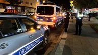 Autos von Polizei und Ordnungsamt bei einer Clan-Kontrolle in Essen am 14.10.2023