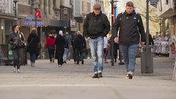 Die beiden Streetworker laufen durch die Essener Innenstadt