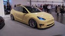 Getuntes Elektrofahrzeug: Goldfarbener, tiefergelegter Tesla