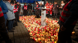 Das Bild zeigt viele Kerzen auf den Stufen zur Alten Synagoge in Essen. Dort hat es eine Solidaritätskundgebung für Israel gegeben. Die Teilnehmenden haben ihre Kerzen dort abgestellt, um ein Zeichen zu setzen.