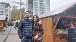 Das Bild zeigt Lisa und Koan auf dem Essener Weihnachtsmarkt