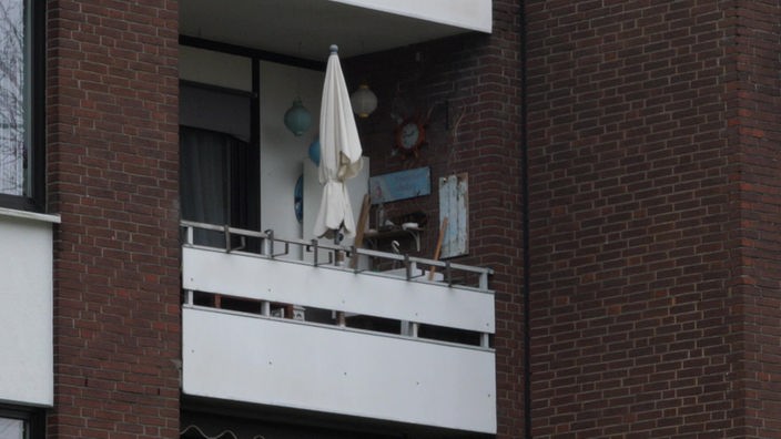 Auf diesem Balkon stand der Mann im Brandrauch