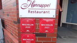 Eingangsbereich des Restaurants, versehen mit drei Michelinplaketten aus vergangenen Jahren