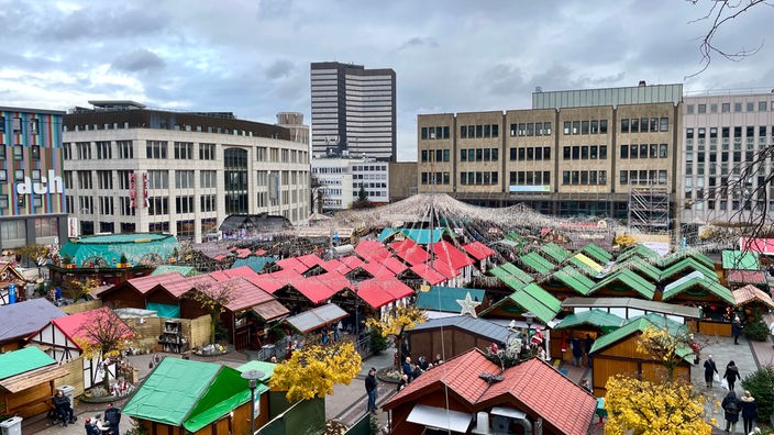 Essener Kennedyplatz mit Weihnachtsmarkt von oben 
