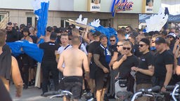 Kopenhagen-Fans versammlten sich in der Dortmunder Innenstadt und ziehen zum Stadion. 