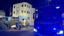 Ein Feuerwehrauto und Feuerwehrleute stehen vor dem Gebäude der Psychiatrie des Martin-Luther-Krankenhauses in Bochum, in dem es gebrannt hat