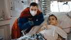 Die Feuerwehr besucht in Superheldenkostümen ein Krankenhaus