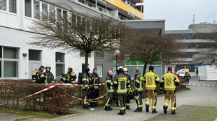 Die Feuerwehr musste bei einem Großeinsatz in Gevelsberg einen Brand in einem Wohn- und Geschäftshaus löschen