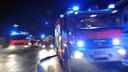 Feuerwehrfahrzeuge bei Nacht mit Blaulicht (Symbolbild)