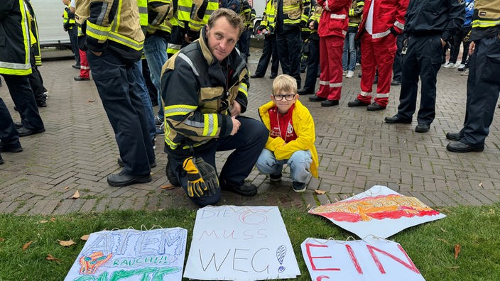 Feuerwehrleute protestieren gegen höheres Rentenalter