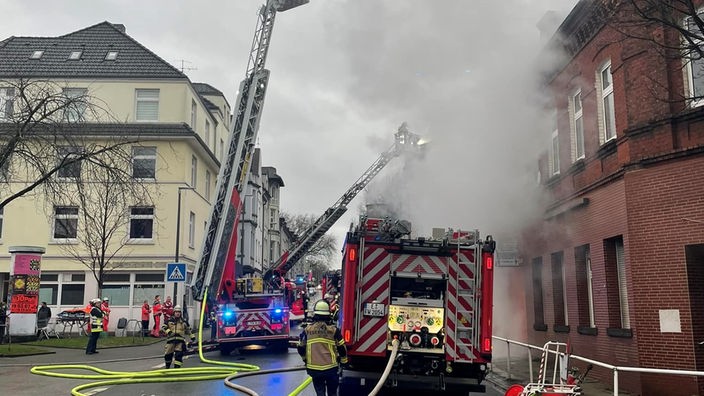 Feuerwehr löscht Brand in leerstehendem Haus in Essen-Kray
