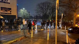 Feuerwerk-Fans stehen vor Verkaufsstart in Schlange vor der Eishalle Essen-West