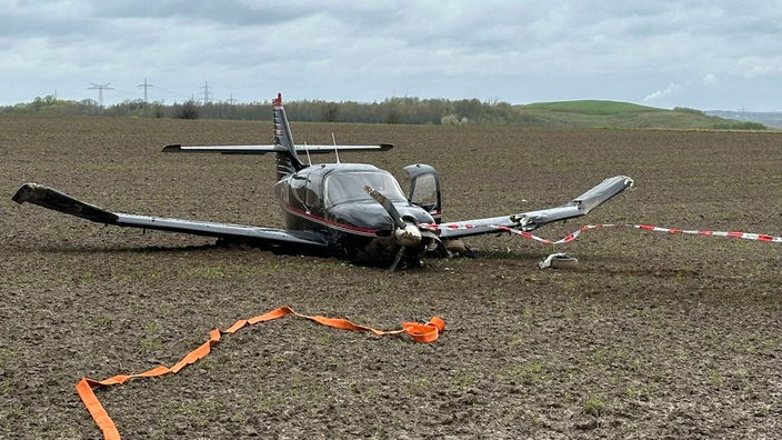 Das verunglückte Flugzeug liegt in einem Feld 
