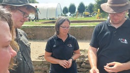 Die Studierenden der Sommerakademie im APX arbeiten an einer Ausgrabungsstelle in dem Park in Xanten.