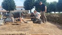 Die Studierenden der Sommerakademie im APX arbeiten an einer Ausgrabungsstelle in dem Park in Xanten.