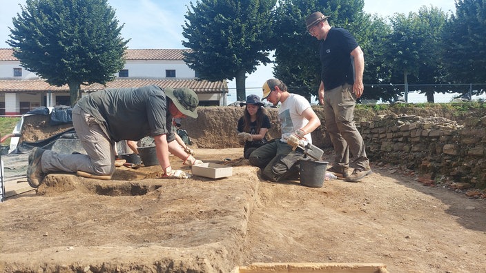 Die Studierenden der Sommerakademie im APX arbeiten an einer Ausgrabungsstelle in dem Park in Xanten.