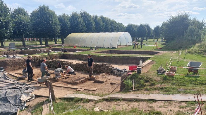 Die Studierenden der Sommerakademie im APX arbeiten an einer Ausgrabungsstelle in dem Park in Xanten.