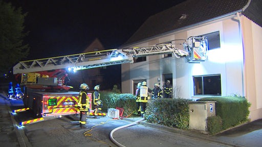 Die Feuerwehr ist an einem Einfamilienhaus in Dortmund im Einsatz.