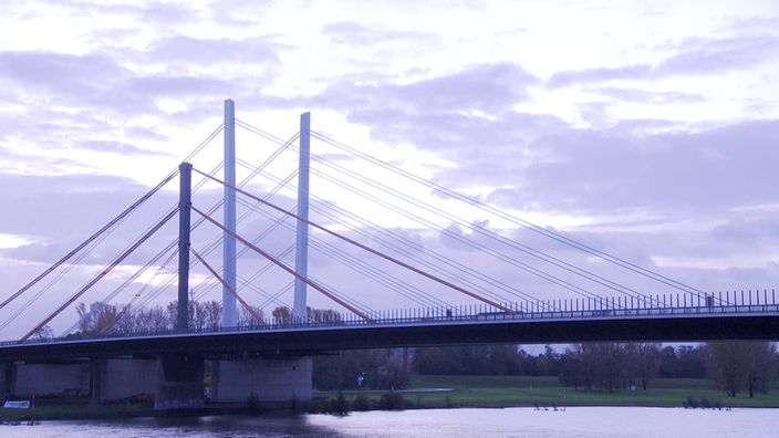 Aufnahme der alten A40-Rheinbrücke im Vordergrund, dahinter die neue Brücke