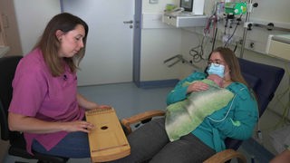 Ein Neugeborenes bekommt eine Musiktherapie